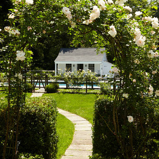 Idee per un piccolo giardino tradizionale con pavimentazioni in cemento