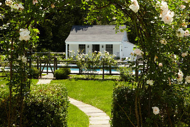 Idée de décoration pour un petit jardin tradition avec des pavés en béton.