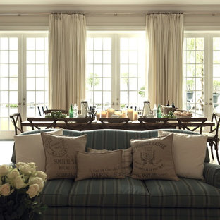 ポートランドの中サイズのカントリー風 LDKの画像 (白い壁、茶色い床)