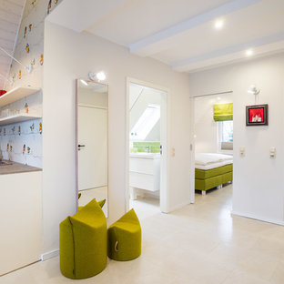 Idee per un ingresso o corridoio minimal di medie dimensioni con pareti bianche, pavimento in sughero e pavimento bianco