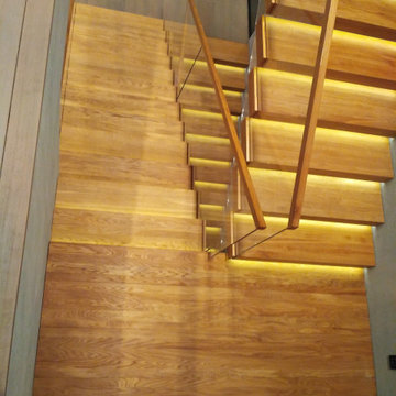 Консольная лестница со стеклянными ограждениями