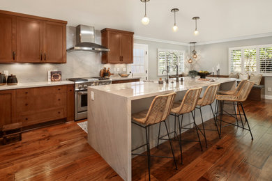 Example of a large trendy l-shaped eat-in kitchen design in Orange County with quartzite countertops, quartz backsplash, stainless steel appliances, an island and gray countertops
