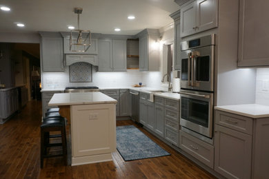 Kitchen - transitional kitchen idea in New York