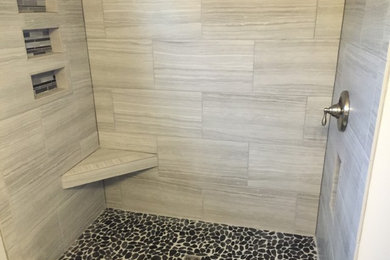 На фото: главная ванная комната среднего размера в стиле неоклассика (современная классика) с серой плиткой, керамической плиткой и полом из керамической плитки с