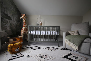 ケンブリッジシャーにあるお手頃価格の中くらいなモダンスタイルのおしゃれな赤ちゃん部屋 (緑の壁、カーペット敷き、男の子用、グレーの床) の写真