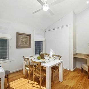 セントラルコーストの小さいトランジショナルスタイルのLDKの画像 (白い壁、クッションフロア)