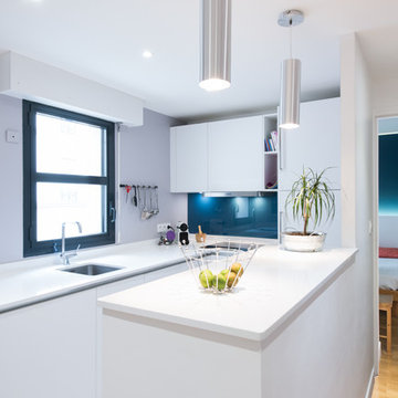 agencement d'une cuisine d'angle design moderne finition laque blanc mat