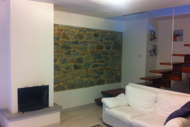 Ejemplo de salón abierto actual con paredes blancas, chimenea lineal, marco de chimenea de yeso y suelo blanco