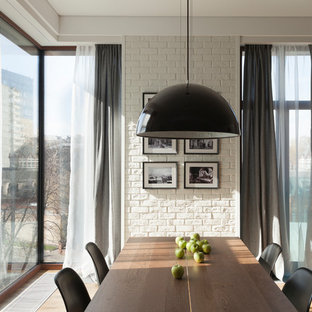 На фото: большая гостиная-столовая в современном стиле с белыми стенами, паркетным полом среднего тона и коричневым полом с