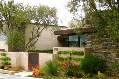 Photo of a contemporary landscaping in Orange County.