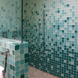 Bäder mit Lamellenschränken und Kiesel-Bodenfliesen Ideen, Design