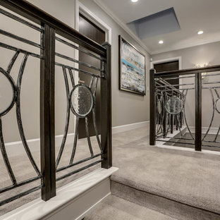 Idee per un ingresso o corridoio classico di medie dimensioni con pareti grigie e moquette