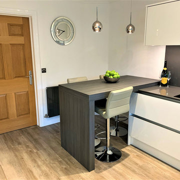 Handleless Trim Breakfasting Kitchen