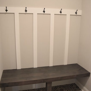 Idéer för mellanstora eklektiska kapprum, med klinkergolv i porslin