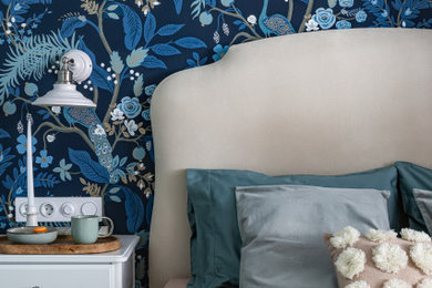 Пример оригинального дизайна: маленькая хозяйская спальня в стиле неоклассика (современная классика) с синими стенами, паркетным полом среднего тона, бежевым полом и акцентной стеной для на участке и в саду