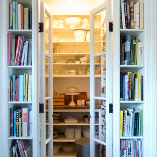 Idée de décoration pour une petite arrière-cuisine champêtre avec un placard sans porte, un plan de travail en bois et aucun îlot.