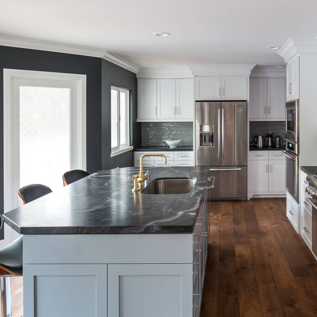 Black kitchen