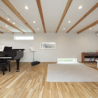 他の地域のモダンスタイルのおしゃれなホームオフィス・仕事部屋 (白い壁、茶色い床、無垢フローリング) の写真