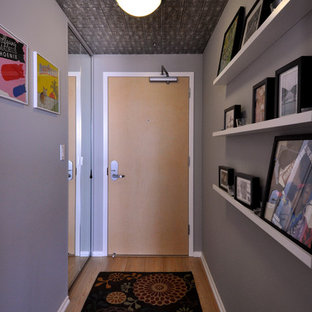 Idéer för en liten klassisk hall, med grå väggar och ljust trägolv