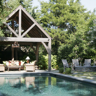 Inredning av en klassisk rektangulär pool, med naturstensplattor och poolhus