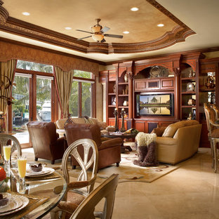 Offenes, Mittelgroßes Mediterranes Wohnzimmer ohne Kamin mit beiger Wandfarbe, Multimediawand, Hausbar, Porzellan-Bodenfliesen und beigem Boden in Miami