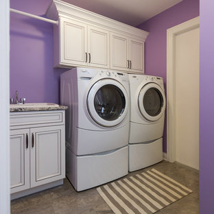 シカゴの中サイズのトラディショナルスタイルのおしゃれな洗濯室 (スロップシンク、落し込みパネル扉のキャビネット、白いキャビネット、御影石カウンター、紫の壁、磁器タイルの床、左右配置の洗濯機・乾燥機、ベージュの床) の写真