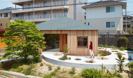Houzzツアー:独創的な円形の土間で人と自然をつなぐ、小さな平屋の住まい