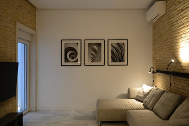 Diseño de salón abierto y beige y blanco de tamaño medio de obra con paredes marrones, suelo de mármol, televisor colgado en la pared, suelo blanco y ladrillo