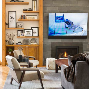 Idee per un grande soggiorno moderno stile loft con pareti bianche, pavimento in legno massello medio, camino classico, cornice del camino in pietra e TV a parete