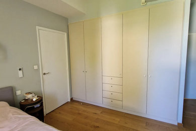 Aménagement d'un dressing et rangement contemporain.