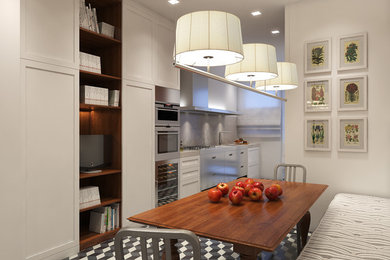 Immagine di una cucina lineare design chiusa e di medie dimensioni con lavello da incasso, paraspruzzi in marmo, elettrodomestici in acciaio inossidabile, pavimento con piastrelle in ceramica e top in acciaio inossidabile