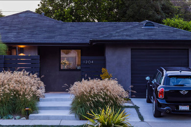1960s one-story exterior home idea in Santa Barbara