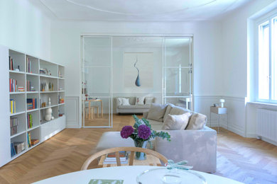 Immagine di un grande soggiorno contemporaneo aperto con pareti bianche, pavimento in legno massello medio, pavimento beige, boiserie, con abbinamento di divani diversi e sala formale