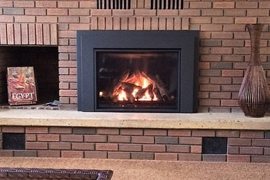 バンクーバーにある低価格の中くらいなトラディショナルスタイルのおしゃれな独立型リビング (カーペット敷き、標準型暖炉、レンガの暖炉まわり、テレビなし、ベージュの床) の写真