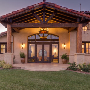 サンタバーバラのサンタフェスタイルのおしゃれな家の外観 (漆喰サイディング、ベージュの外壁) の写真