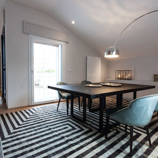 ボローニャのコンテンポラリースタイルのLDKの画像 (白い壁、淡色無垢フローリング)