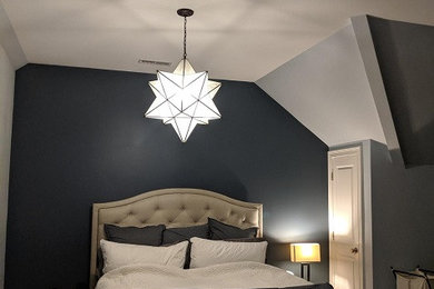 Ejemplo de dormitorio clásico renovado con paredes azules