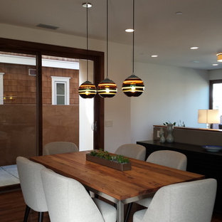 ハンティントンのモダンスタイルのLDKの画像 (白い壁、無垢フローリング)