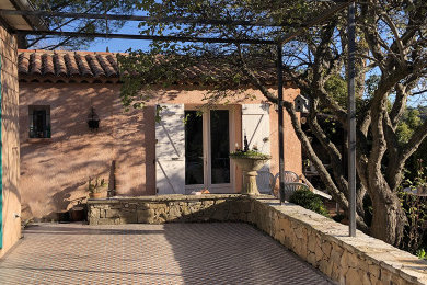 HOUSE IN PROVENCAL COUNTRYSIDE