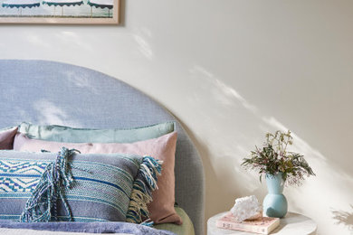 Design ideas for a mid-sized modern bedroom in Melbourne.