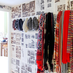 Eklektisk inredning av en liten hall, med flerfärgade väggar