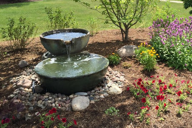 Inspiration for a rustic landscaping in Chicago.