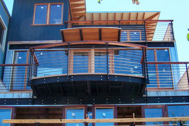 Diseño de balcones moderno grande con toldo y barandilla de metal