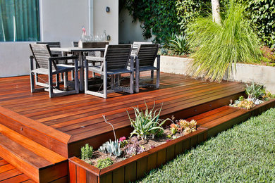 Photo of a mid-sized contemporary backyard deck in Los Angeles with a container garden and no cover.