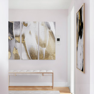 Idéer för mellanstora vintage hallar, med mellanmörkt trägolv, brunt golv och rosa väggar