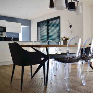 ルアーブルの中サイズのモダンスタイルのLDKの画像 (白い壁、淡色無垢フローリング)