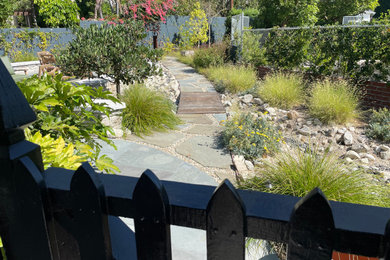 Design ideas for a traditional landscaping in Los Angeles.