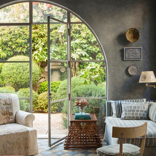 Großes, Repräsentatives, Fernseherloses Mediterranes Wohnzimmer mit grauer Wandfarbe und Kalkstein in Los Angeles