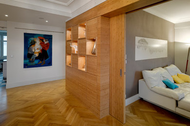 Contemporary hallway in Strasbourg with white walls and light hardwood floors.