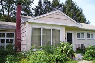 Inspiration for a mid-sized beige one-story exterior home remodel in Philadelphia